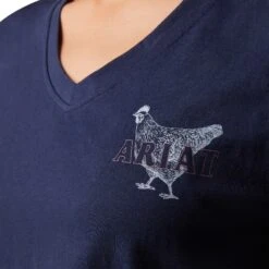 Ariat® Ladies R.E.A.L Mama Hen Navy Eclipse T-Shirt 10043758 14 Ariat® Ladies R.E.A.L Mama Hen Navy Eclipse T-Shirt 10043758 -Ariat Shop S23 WMS WEST 10043758 detail01