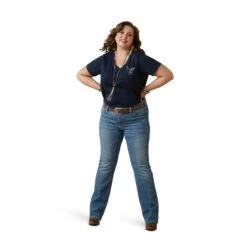 Ariat® Ladies R.E.A.L Mama Hen Navy Eclipse T-Shirt 10043758 13 Ariat® Ladies R.E.A.L Mama Hen Navy Eclipse T-Shirt 10043758 -Ariat Shop S23 WMS WEST 10043758 detail04 plus